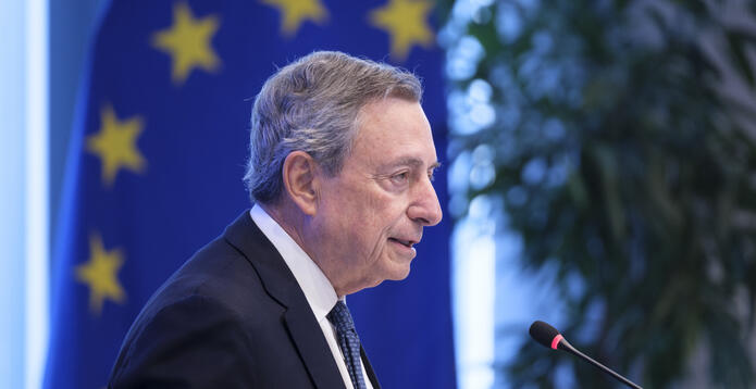 Mario Draghi with EU flag behind_Digital - Website - Standard ImageCard