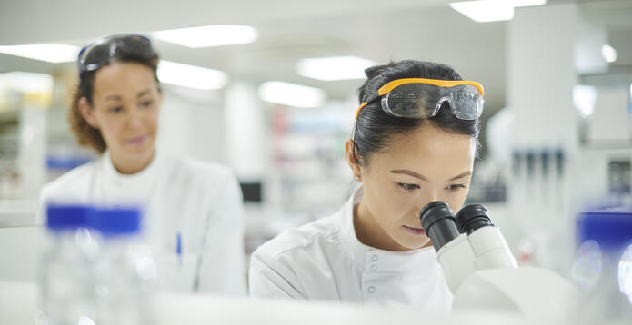 Med lab researchers_Digital - Website - Standard ImageCard