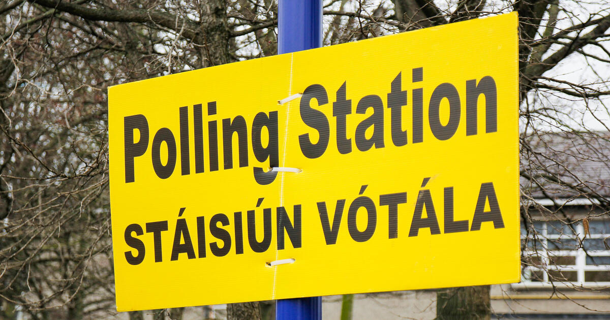 Polling station sign in English and Irish