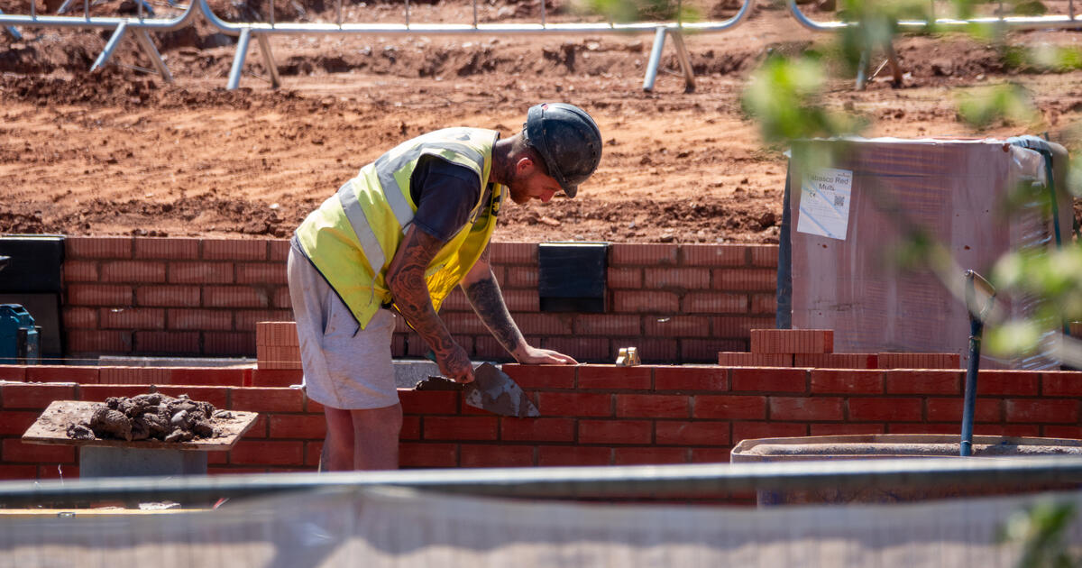 A brickie on-site_Digital - SEOSocialEditorial image