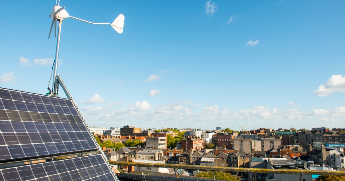 solar-panel-on-roof-with-dublin-city-in-the-background seo