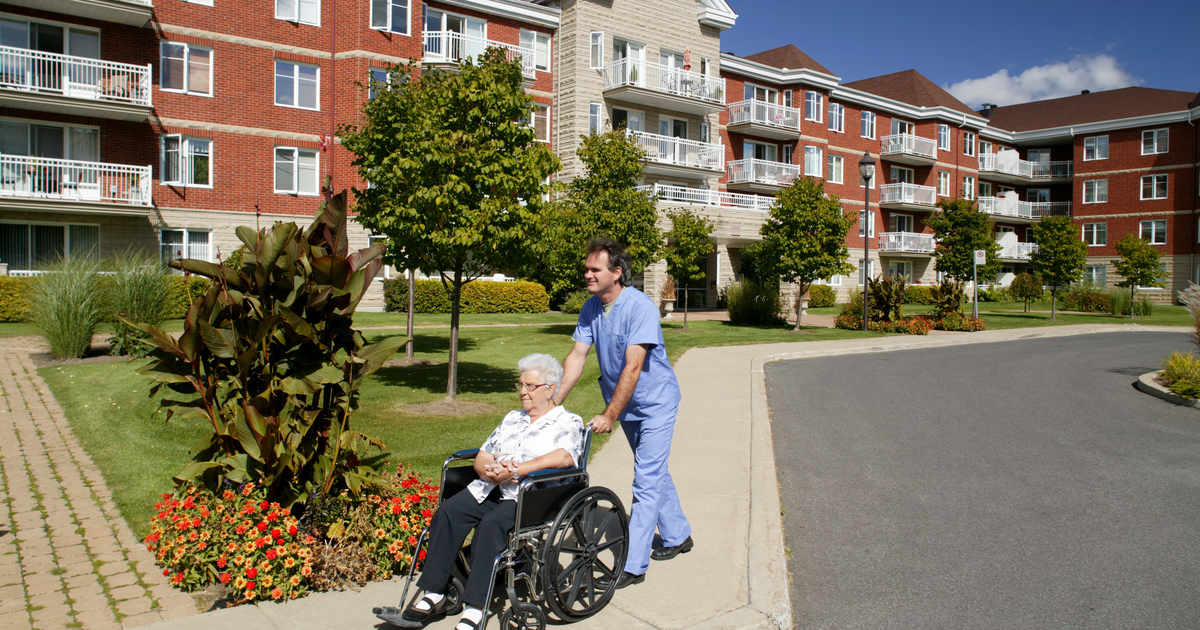 nurse pushing a wheelchair - seo